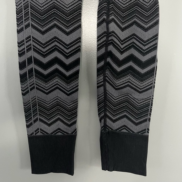 LuluLemon Ebb To Street Pant Chevron - Picture 3 of 8